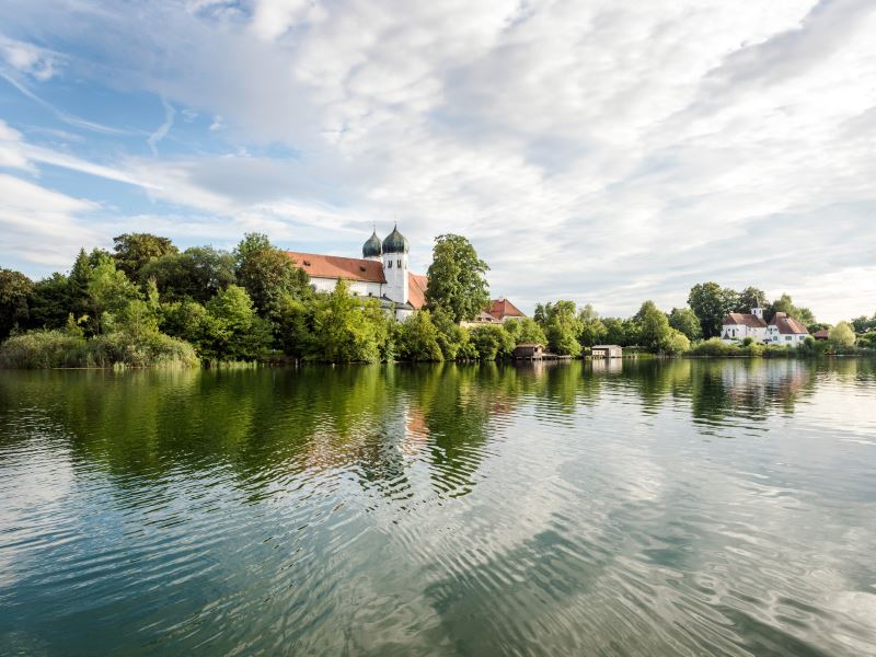 Kloster Seeon_800x600 Die Fotos dürfen ausschließlich für PR- und Marketingmaßnahmen des KLOSTER SEEON - Kultur- und Bildungszentrum des Bezirks Oberbayern - Klosterweg 1 - D-83370 Seeon verwendet werden. Jegliche Nutzung Dritter ist mit dem Bildautor (www.guenterstandl.de) gesondert zu vereinbaren.